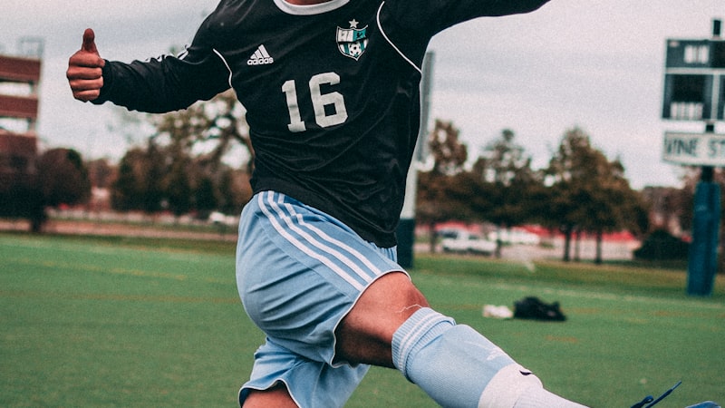 足球训练视频封面：在狭窄空间内进行护球与转身训练