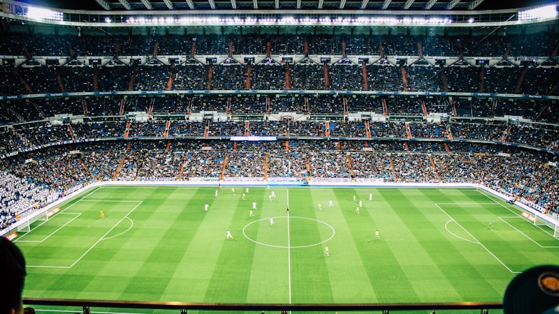 足球运动员在比赛中高速带球突破，防守队员紧追不舍