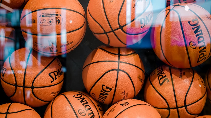 足球教学视频封面：教练多角度演示踩单车过人技巧