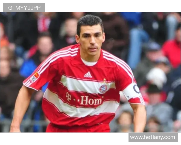 球星闪耀绿茵挥别赛场背影中足球伴随离去引发无限遐想